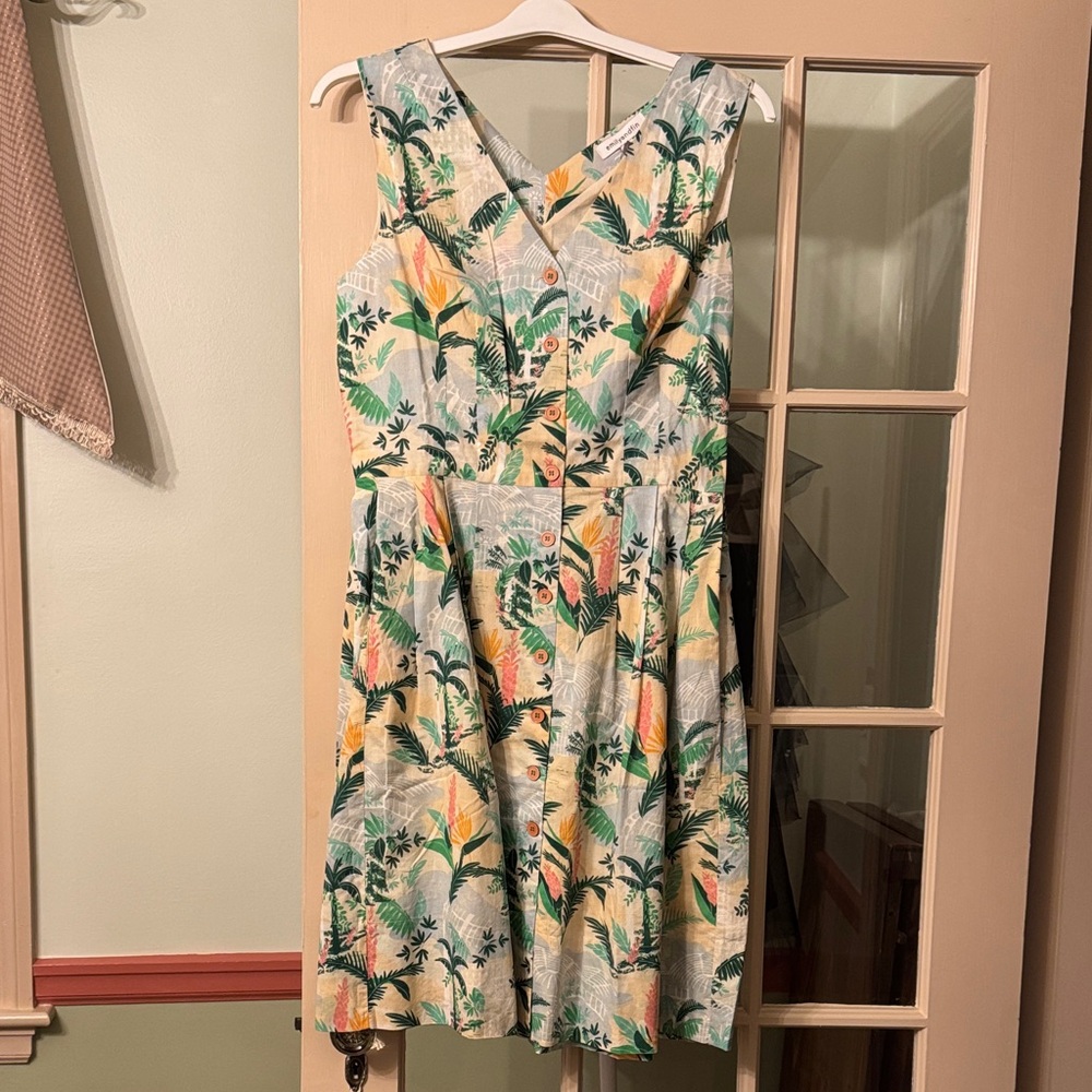 EMILY & FIN Tropical V-Neck Dress NWT
US size 10